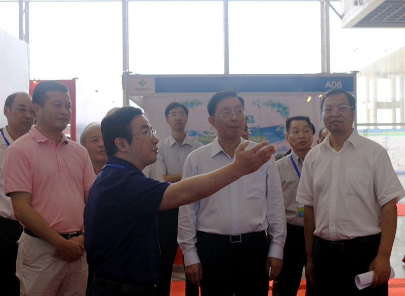 駱琳點(diǎn)贊&ldquo;新型莊稼醫(yī)院&rdquo;