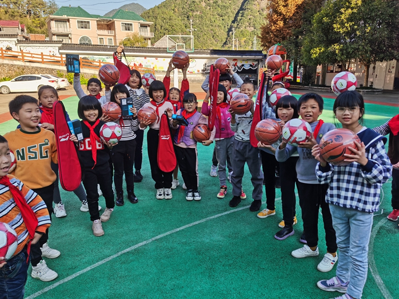 1637227072510693.jpg 明日控股第三黨支部向遂昌縣西畈小學捐贈體育用品-1112 (2)(1)_副本.jpg